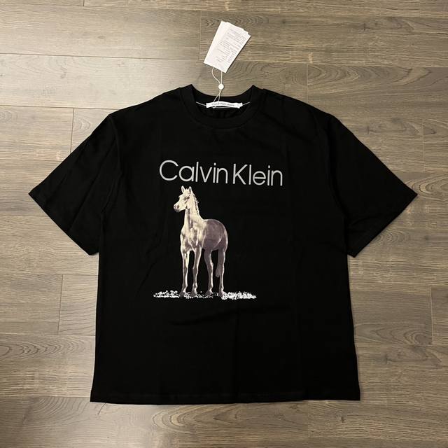 Calvin Klein Ck 经典大马印花字母Logo情侣圆领短袖 T恤-原版代购品质 Color：黑色 Size：S M L Xl Number ：2580