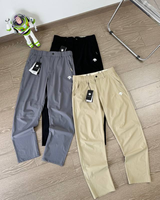 上新 。 颜色 : 黑色 灰色 卡其 尺码 : L-4Xl Descente 迪桑特高品质商务长裤，立体剪裁速干透气防晒夏季薄款弹力商务休闲长裤松紧腰。面料采用