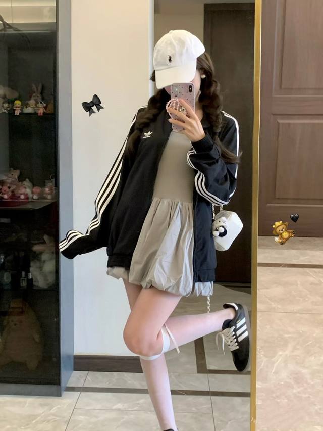 210 Adidas阿迪达斯三叶草25S新款立领运动宽松夹克外套男女同款 货号:J 阿迪三叶草夹克外套绝对的爆款 经典款 明星同款！ 细节在线，随意对比！胸前定