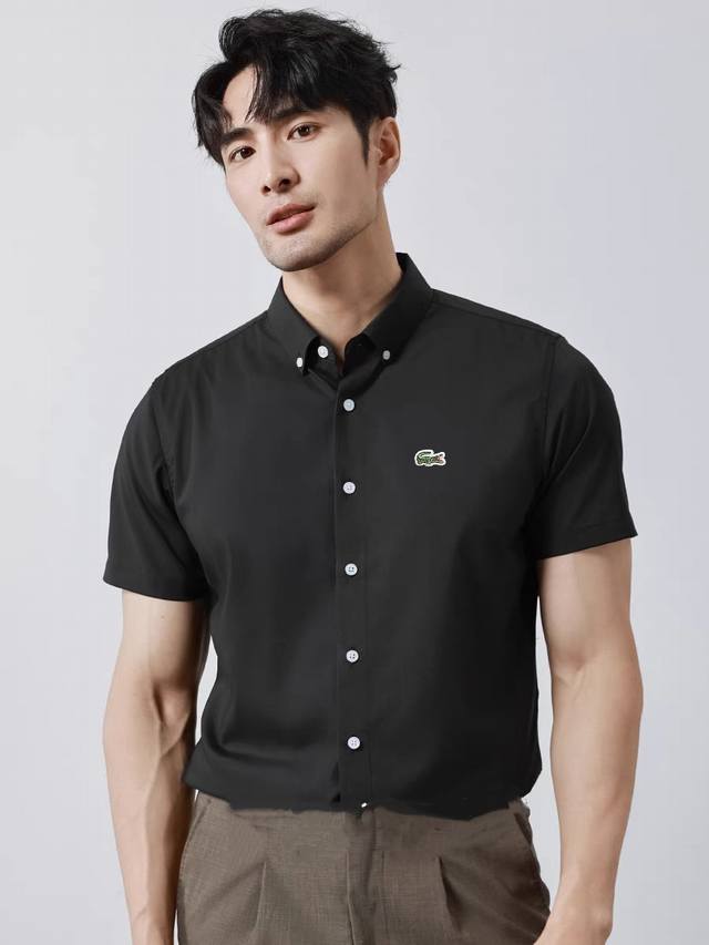 Lacoste 法国鳄鱼 夏季轻薄冰丝无痕男士抗皱商务修身免烫凉感白短袖衬衫 2025夏季新款无痕压胶短袖衬衫！激光开孔切割，压胶无痕工艺！植物定染弹性无痕面料