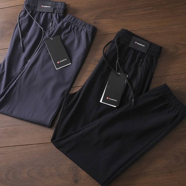 严选好货！Lululemon新款男士休闲运动长裤！经典时尚款，客供锦氨弹力梭织面料，轻薄透气，舒适耐穿！立体裁剪版型，两侧拉链口袋，精美小标Logo烫印，腰部松