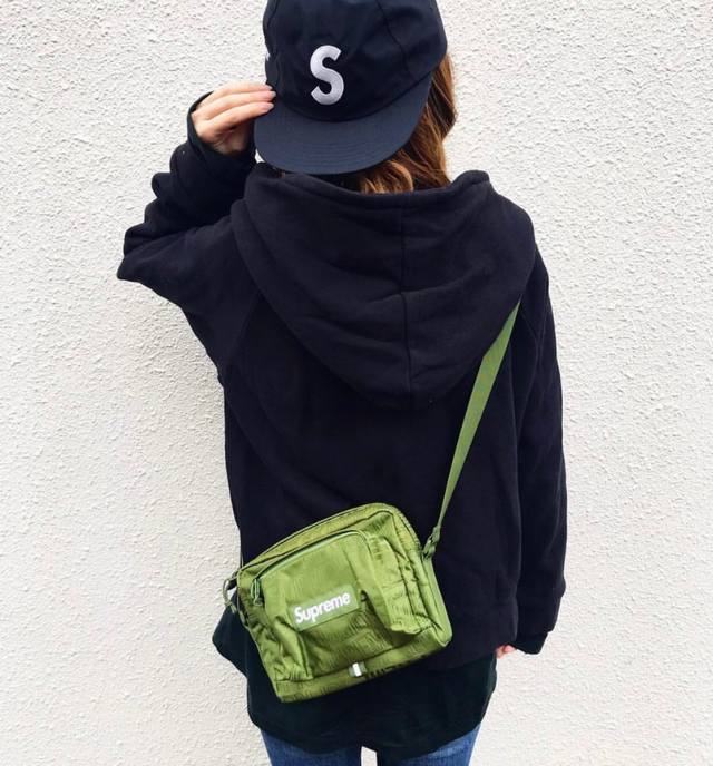 Supreme 19Ss 46Th Shoulder Bag Sup满印Logo 斜挎包 单肩包腰包小包最高版本！吊牌商标齐全！ 四色齐发：黑色 红色 橄榄绿