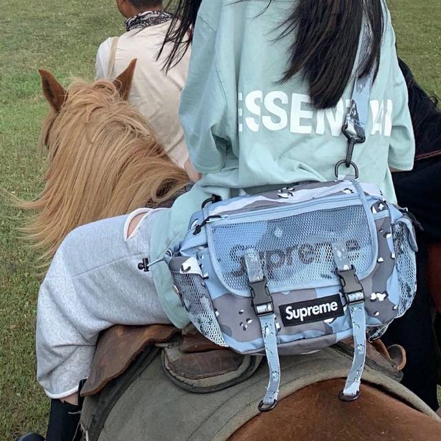 Supreme网格腰包 Su P30Ss 48Th 网眼单肩包斜挎包反光胸包滑板包大容量旅行包 网红明星款！男女同款！ 颜色：黑色 迷彩 黄色 红色