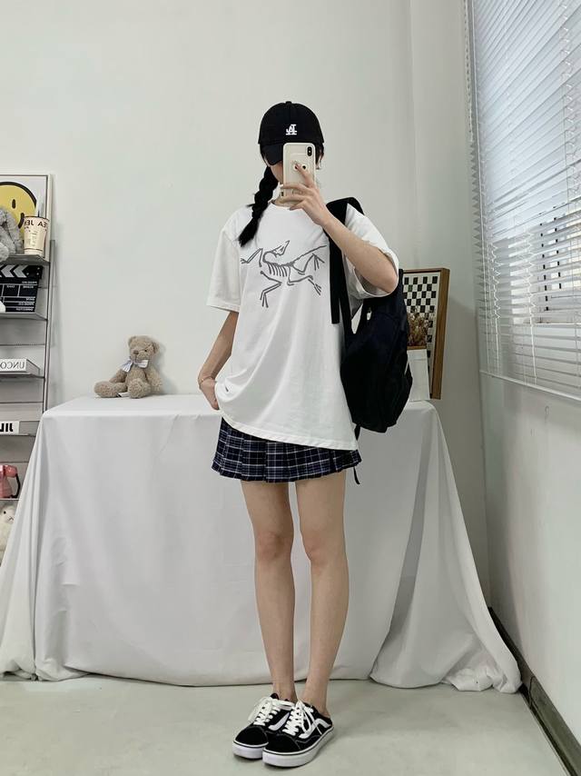 Arc’Teryx始祖鸟 男女同款圆领短袖T恤上新 情侣闺蜜穿搭都可！不挑年龄不挑身材全家人都可入~ 面料40支240G纯棉材质，顺滑，挺括，柔软，亲肤性好！贴