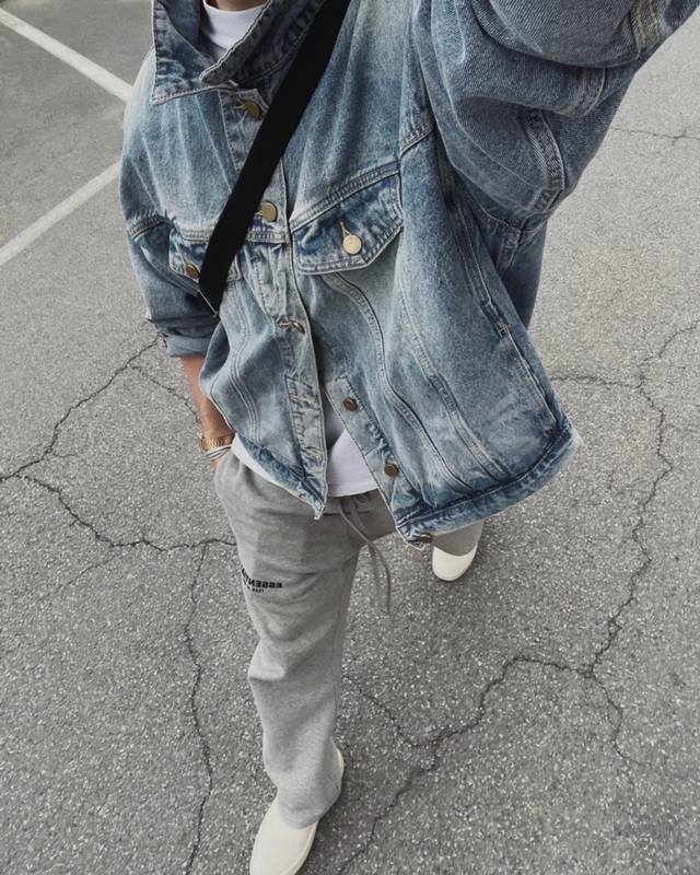 原版开发 Fog复线Fear Of God Essentials水洗做旧牛仔夹克外套蓝黑男女同款外套 Essentials是Fear Of God副线品牌，于2