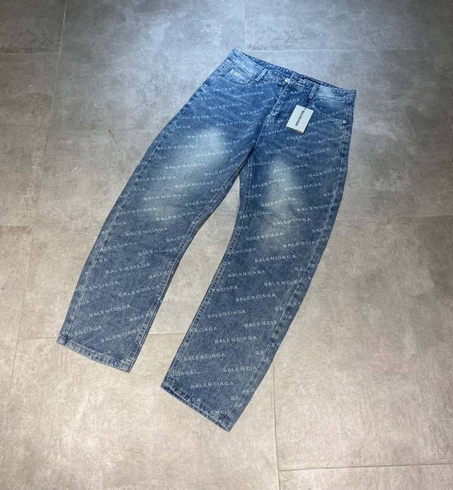 Balenciaga巴黎世家 高品质重磅满印字母弹幕复古水洗牛仔长裤情侣款 Color: 蓝色 Size: M-Xl M 腰围80 臀围108 裤长99 Cm