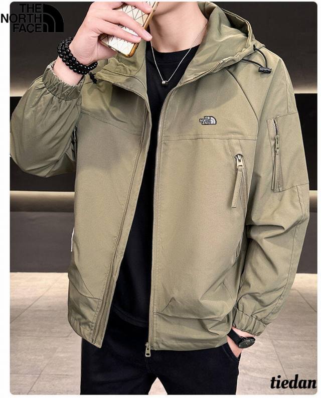 北面The North Face春季新款，男士连帽休闲百搭工装外套，男士工装夹克衫冲锋衣！ 全面升级，定制梭织工装面料，高品质好货推荐！全身重工多口袋套结工装设