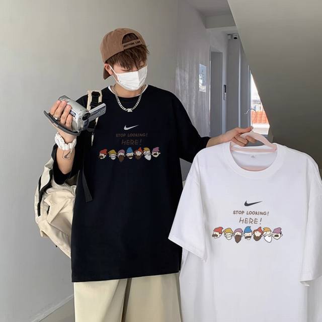 上新 Nike耐克新款动漫印花短袖T恤 情侣款 采用优质新疆棉，休闲自在，风格百变 面料采用纯棉汗布，面料厚实不起球。三针五线工艺，细节满满。 男女均可入！ 颜