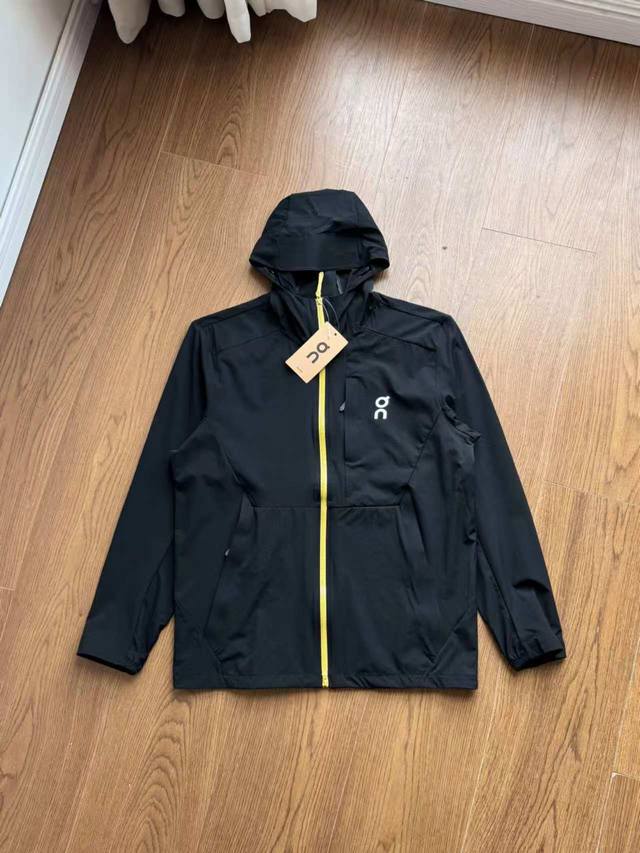 上新！ ，On昂跑户外休闲男士轻量连帽防晒服夹克外套！经典时尚款，客供轻量化防晒科技面料，3D立体裁剪版型，运动健身户外或日常穿搭都非常舒适！手感好。不变形！袖