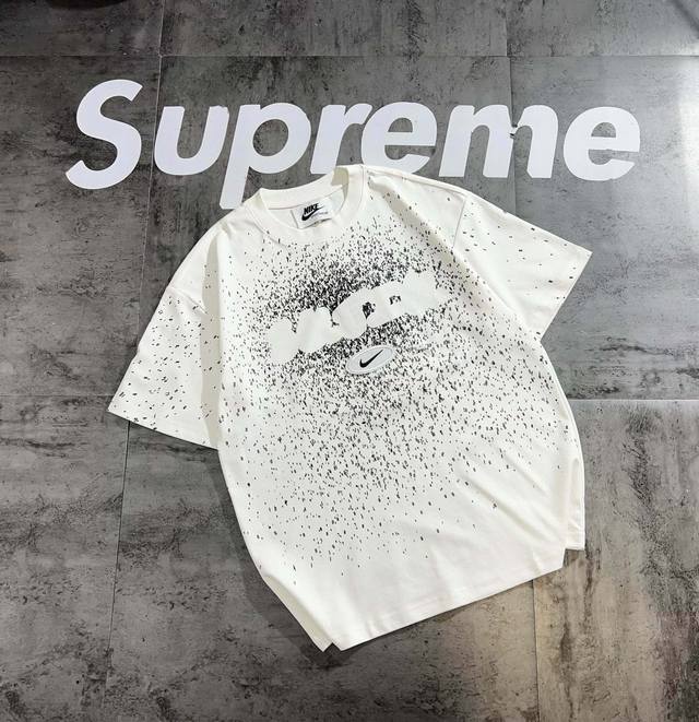 Nike 泼墨情侣短袖T恤 面料采用精梳棉材质 手感舒适 细腻 透气 不起球不褪色 有微弹力哦 印花采用刺绣技术 品质超赞 细腻 不褪色 不开裂 万针刺绣Log