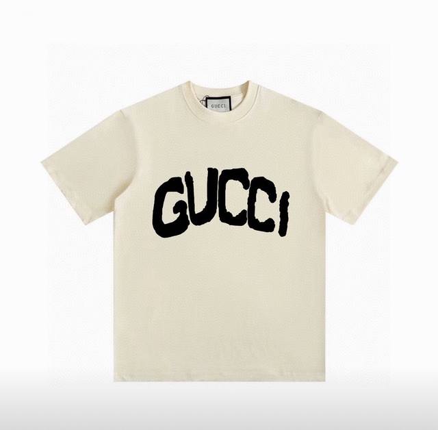 Gucci毛笔字系列 专柜款复古情侣 印花短袖T落肩袖 重磅280G精梳棉材质 透气舒适 版型宽松 进口外贸级专柜印花，随意搓洗不褪色不变形。 情侣款 男女同款