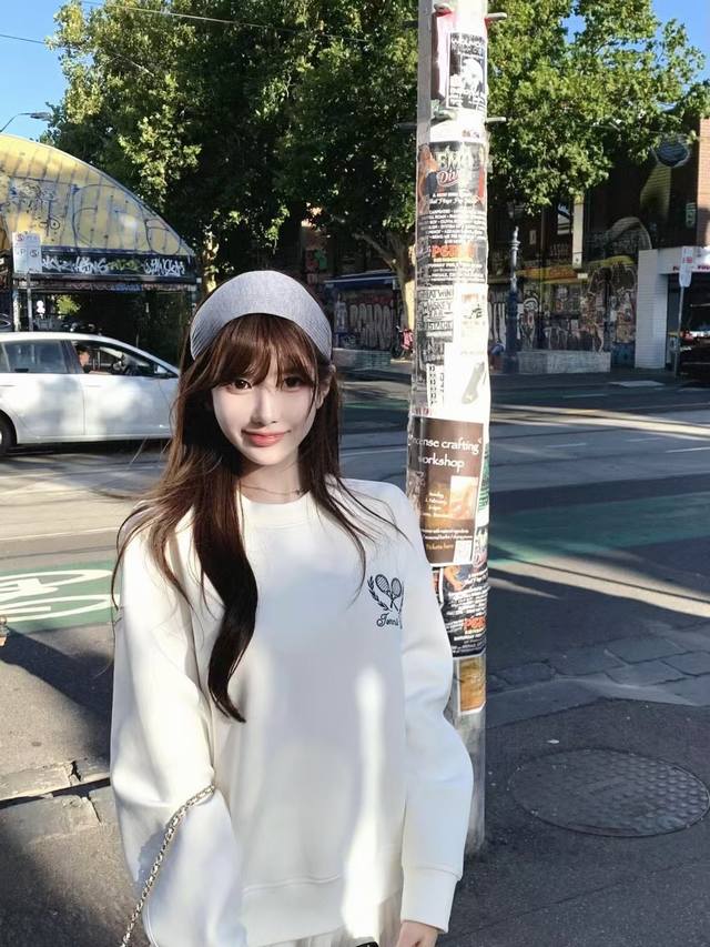 特价 Lulu 露露 重工刺绣字母圆领卫衣 真的好好看啊 春天的第一件卫衣就应该是它了 基础圆领长袖 属于无性别的男女同版 经典版 不挑人都能穿 这种基础款别提