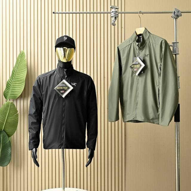 上新 Arc'teryx 25年春季始祖鸟户外徒步运动防风防泼水梭织立领轻量外套 颜色：黑色，绿色 尺码：S-2Xl 采用防风面料和防水处理，能够有效抵御寒风，