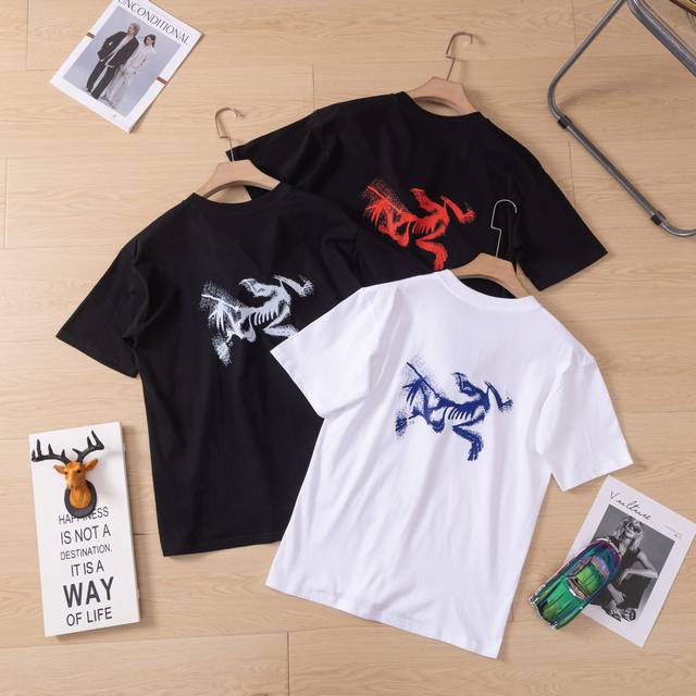 上新 Arc'teryx 始祖鸟夏季小落肩圆领经典款情侣短袖印花T恤！男女同款！ 经典系列之作，运动休闲必选款式，上身超级舒服透气！ 面料采用32支240克纯棉