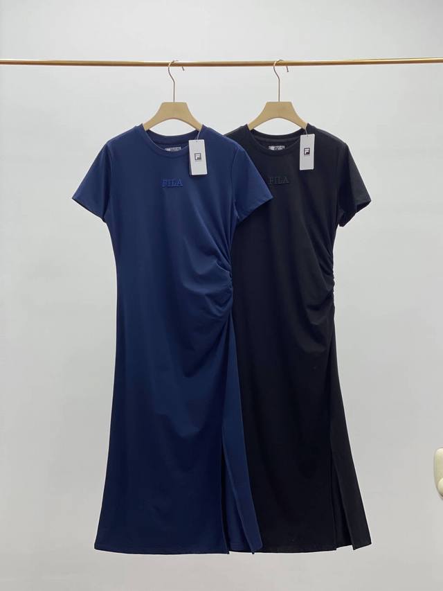 Fila斐乐针织连衣裙女2025夏季新款时尚休闲开叉显瘦修身T恤长裙 经典简约的黑色藏青色，永恒的时尚主调，轻松演绎高级与大气，瞬间成为众人瞩目的焦点；还有活力