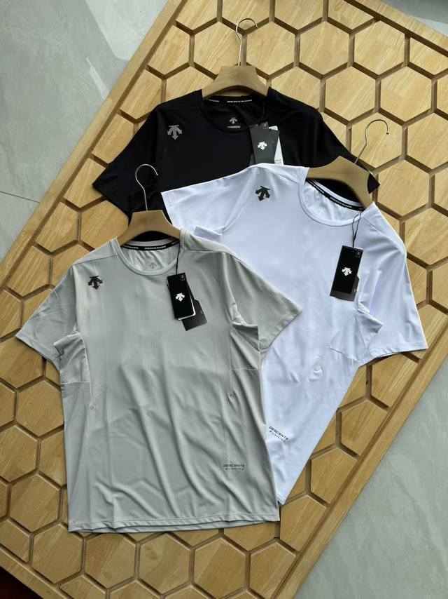 箭头男士速干T 颜色：浅灰 白色 黑色 尺码：M-L-Xl-2Xl-3Xl 代工单！采用客供定制干爽透气，暴汗之后也不会有丝毫粘腻的速干材质。迅速导出汗水，保持
