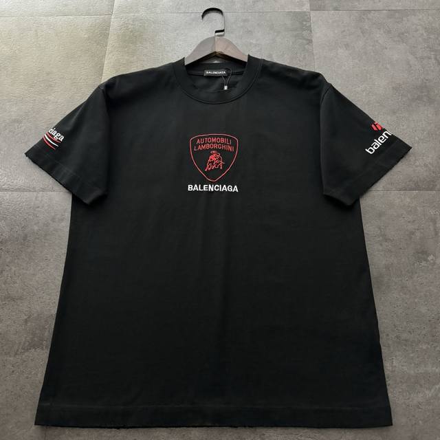 爆款推荐 Balenciaga巴黎世家2025新款Logo绣花短袖T恤 高版本高品质原版面料 网红明星同款 定制32支双纱280克重棉 双袖标识绣花+洗水磨破工