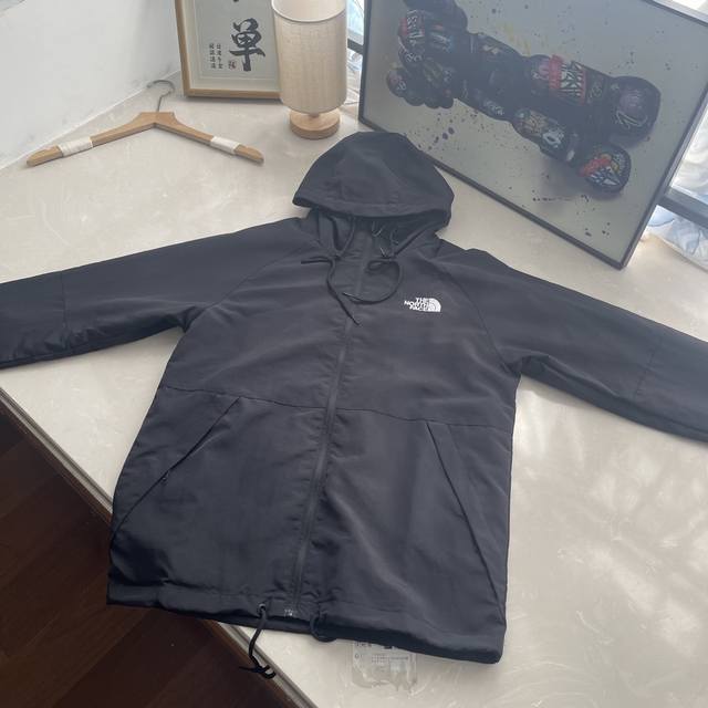 2025新款北面外套 户外时尚风：北面 The North Face 连帽外套，诠释户外与时尚的完美融合 蓝色深邃、黑色经典，不同色调满足多样风格需求。专业的防