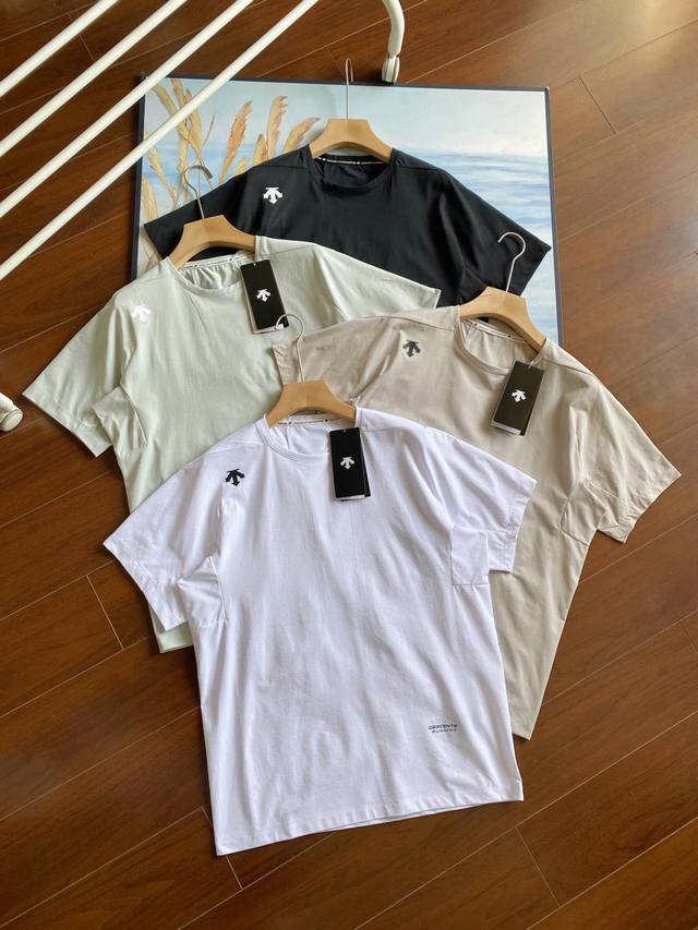 Descente迪桑特Running跑步运动健身男士速干短袖针织衫T恤春夏新品！ 夏日的炽热阳光下，每一次挥汗都是对自我的挑战。穿上迪桑特速干短袖，让你告别粘腻