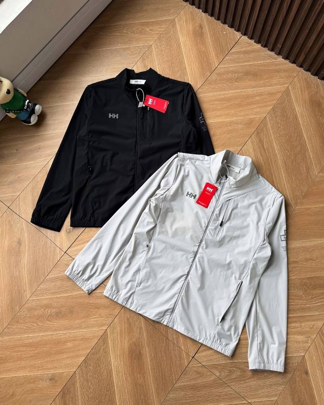 Helly Hansen 2025海丽汉森春夏新款反光凉感小夹克！ 牛货来袭 ！上身体感冰冰凉凉的～不得不夸一下这款面料全部采用高尔夫定制面料，轻质量感，挺阔有