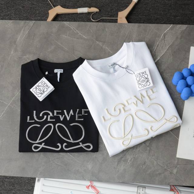 顶级复刻 高端定制 - Loewe 罗意威 新款错位立体刺绣Logo休闲圆领短袖T恤 - 货号：343 - 颜色：黑色 白色 -购入原版开模打造，全套定制辅料，
