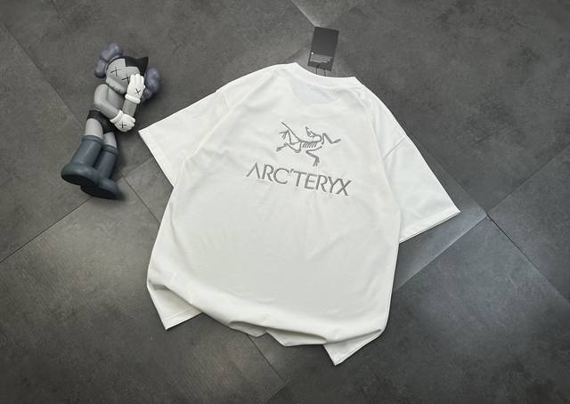 潮牌Arcteryx始祖鸟银灰色限定刺绣短袖T恤，Arctertx今年势不可挡，颠覆传统的户外设计。 采用百分百380克纯棉双纱面料，质感柔软顺滑，保持了始祖鸟
