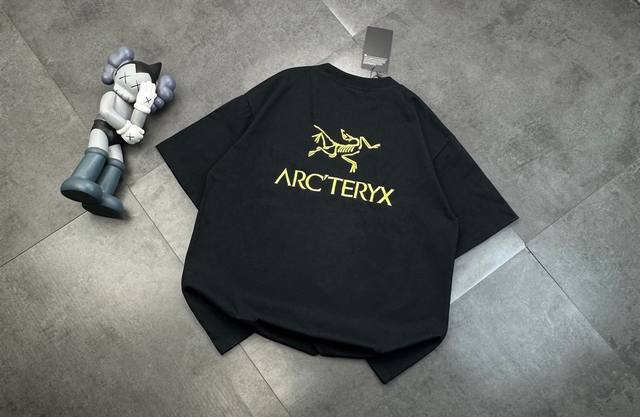 潮牌Arcteryx始祖鸟限定刺绣短袖T恤，Arctertx今年势不可挡，颠覆传统的户外设计。 采用百分百380克纯棉双纱面料，质感柔软顺滑，保持了始祖鸟出品的
