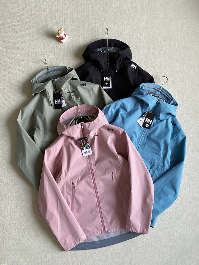 挪威大咖！Helly Hansen Hh 海丽汉森 硬壳全无缝压胶冲锋衣 采用先进的全无缝压胶工艺，杜绝雨水和冷风从缝隙钻入。 搭配自研的高性能防水透气面料，