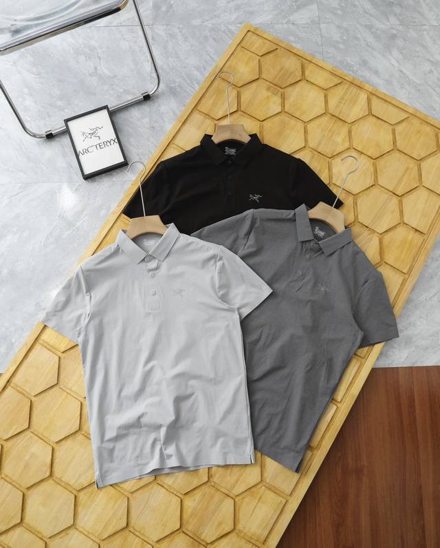Arc'teryx 始祖鸟透气速干男子商务休闲短袖 夏季必备 面料为100%聚酯纤维，良好的抗皱性和保型性，能让衣物保持较好的形状和外观，不易变形。速干吸湿功能