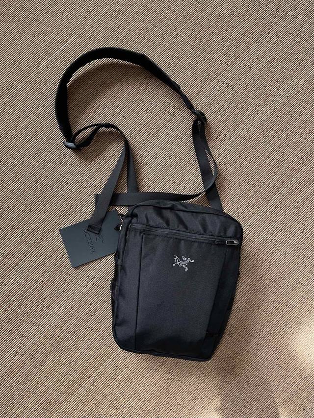 Arcteryx Slingblade 4L 始祖鸟城市休闲单肩斜挎包 尺寸：29*24Cm 4L 主隔层及外侧拉链拉袋都有卡槽 可存放手机，卡包等小物件 内里