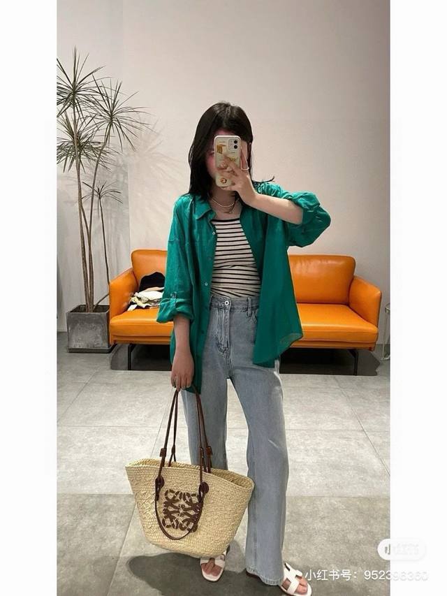 配飞机盒 Loewe罗意威官网款草编包拉菲草手编包,渐变颜色夏季出游沙滩必备，专柜都断货了，尺寸:上宽50Cm 下宽28 高度25Cm 专柜限定款也太好看了。