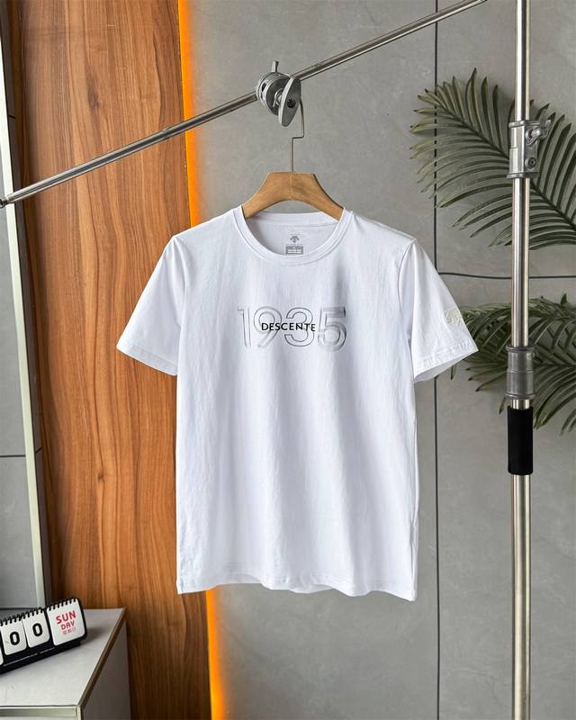 Descente 迪桑特Essential男女款防晒吸湿排汗短袖针织衫T恤夏季 **透气与吸湿排汗**：Essential系列T恤采用针织面料，强调透气性和运动