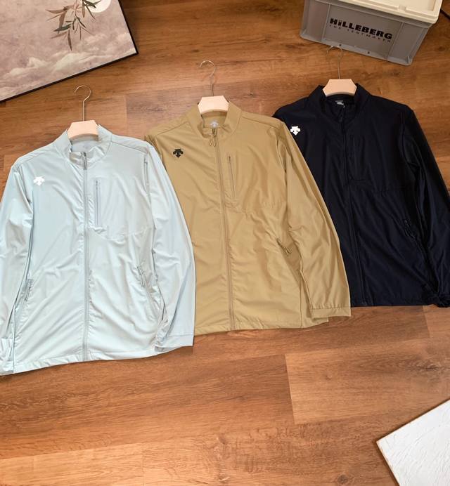 Descente 迪桑特夏季新品男士户外休闲冰丝速干防晒皮肤衣！ 日常刚需必备款式.舒适透气多功能！ 面料防晒速干 ，透气性贼啦啦的好冰感极强，专业轻量防晒皮肤