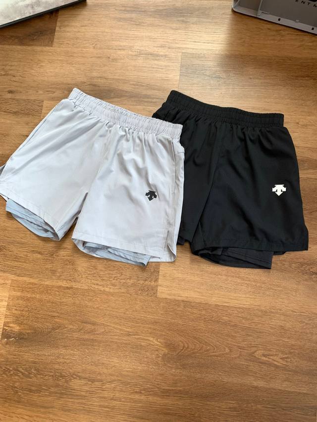 Descente 迪桑特夏季新品情侣款速干假两件短裤。 跑步健身速干运动短裤！！松紧腰头搭配抽绳，穿脱自如！防走光假两件设计，款式新颖，设计独特，休闲运动轻松驾