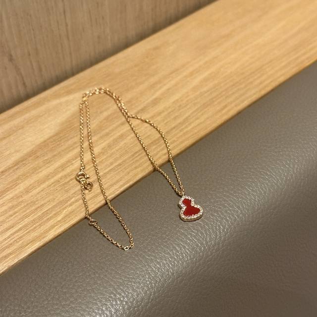Qeelin麒麟葫芦手链，精工纯银版本电镀厚金，红玛瑙镶嵌施华洛世奇水钻，链条长度18Cm，高雅的葫芦造型与清新的配色，充盈着诗歌般的灵气，葫芦是中国古典吉祥的
