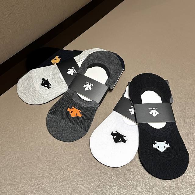 迪桑特夏季新男士船袜，柔软细腻透气，耐脏百搭色系，隐形低帮，正常穿搭不挑色，严选面料 细腻质感 柔软亲肤，后跟防滑硅条。一袋5双
