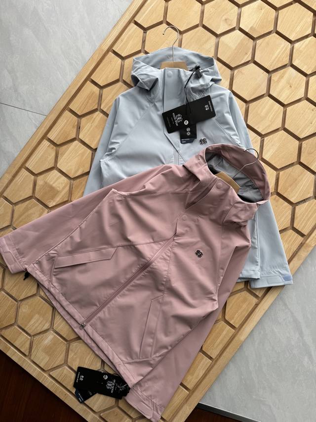 可隆 Kolon Sport 女子秋款户外休闲外套24Ss新品 防风水透气轻量硬壳冲锋衣 柜款夹克，新款在售3900+ 高品质 科技面料防风防水，轻量化设计，宽
