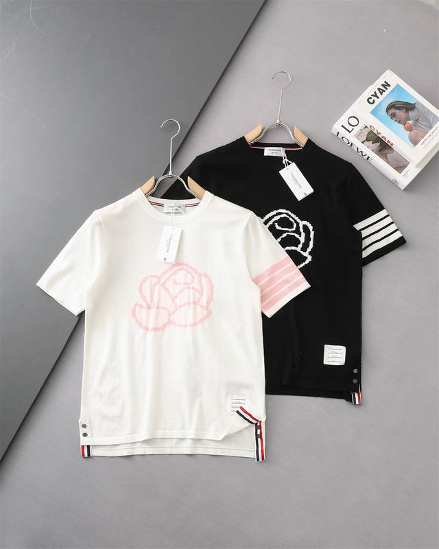 原单贸易正品 Thom Browne 汤姆布朗四条杠Tb法式山茶花图腾提花天丝短袖！ 2025Ss春夏新款，智利海外版！限量发售！ 美国贸易公司2025年大中华