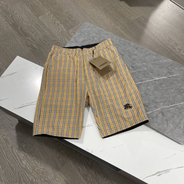 Burberry巴宝莉 夏季新品短裤 双面可穿 三标齐全 带洗水唛 原单货 情侣款、时尚休闲裤 速干裤 沙滩裤，进口原版面料，上身舒适透气，顶级工艺图案，腰围工