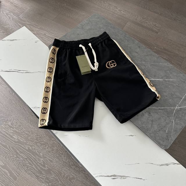 Gucci 古驰满印休闲科技棉短裤 面料采用进口色织面料，透气，抗皱免烫，不掉色，松紧腰带设计，贴合身形，方便调整，男女同款 颜色：如图所示 尺码：M-2Xl