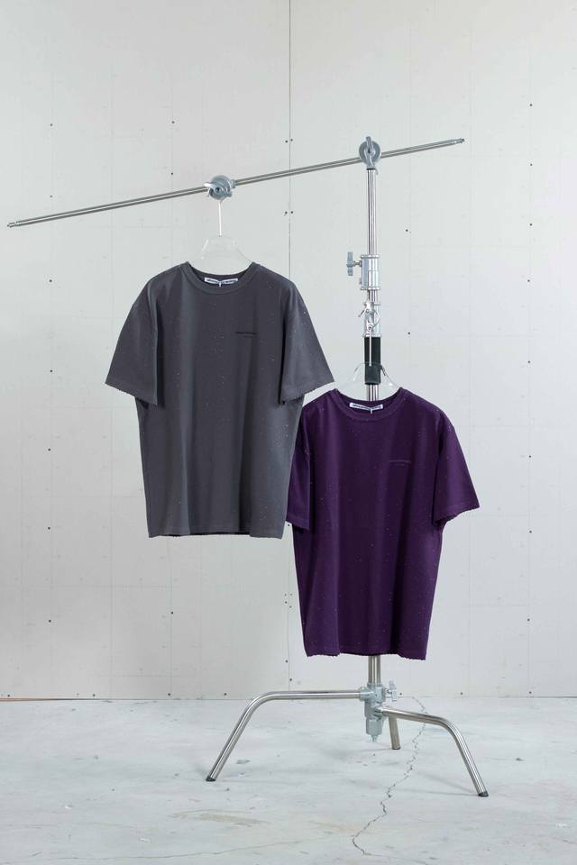 Alexanderwang满钻短袖 尺码表： S 胸围54 衣长69 肩宽53 M 胸围56 衣长71 肩宽54 L 胸围58 衣长73 肩宽55 Xl 胸围6