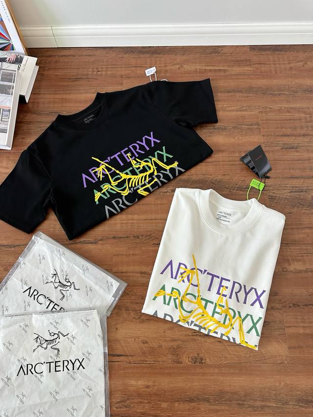 Arc'teryx 始祖鸟春夏新款280克高克重纯棉七彩烫画T恤 始祖鸟字母Logo印花，高端32S双纱280克面料重磅面料，定制拉架罗纹同缸同染。包装袋，主标