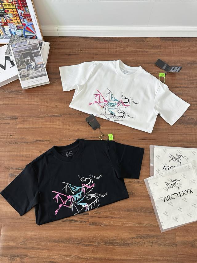 Arc'teryx 始祖鸟春夏新款280克高克重纯棉三只鸟彩色印花T恤 始祖鸟字母Logo印花，高端32S双纱280克面料重磅面料，定制拉架罗纹同缸同染。包装袋