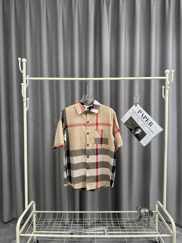 Burberry巴宝莉经典格子商务半袖格子衬衫 经典中的经典格子 男女同款爆款 基本是每年夏天都要穿的单品 格子衬衫独特的高级感 四季都可以穿的衬衫 夏天穿衬衫