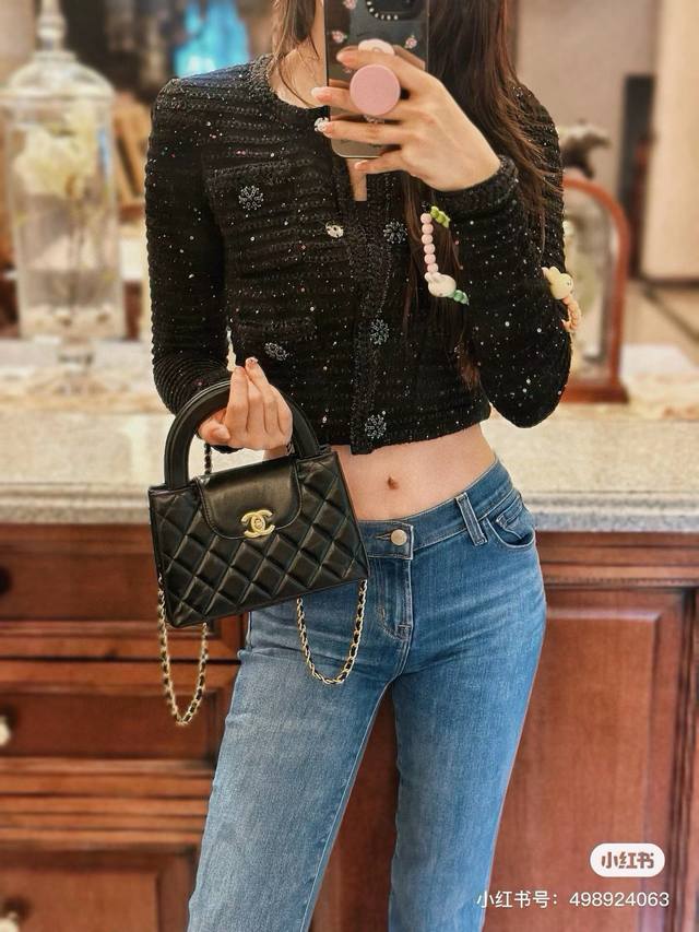 Chanel 香奈儿 Kelly 手提包黑色 时尚是一个轮回 大热门中古 Kelly 被Chanel重新设计焕发生机 中古Kelly以经典的手柄手提出名在基础加