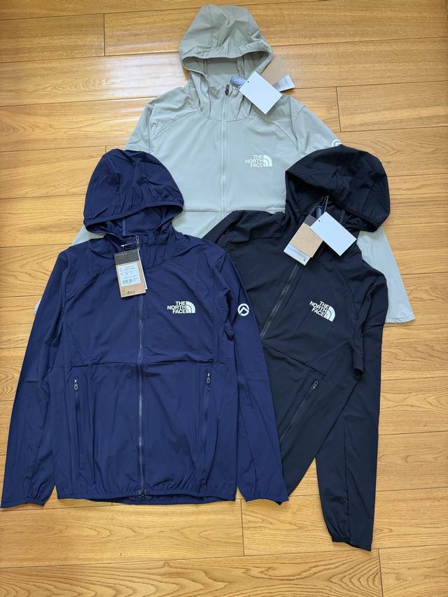 Tnf 2025春夏新款男女巅峰系列户外防晒外套 胸前的印花还超有运动感，不管是搭配裤装还是裙装都很青春活力，可甜可盐非它莫属！ 经典连帽设计，刮风下雨时可戴上