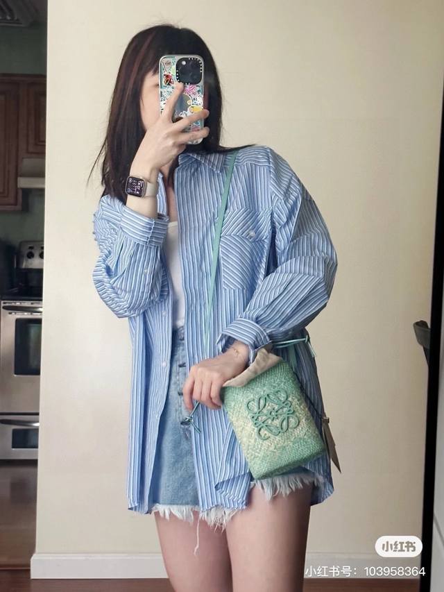 配飞机盒 Loewe罗意威草编包水桶包和夏日是 配 自带氛围感的夏日美腻草编包适合当手机包背，日常很实用~特有的度假慵懒风很迷人逛街背或者旅行太出片了 20*1