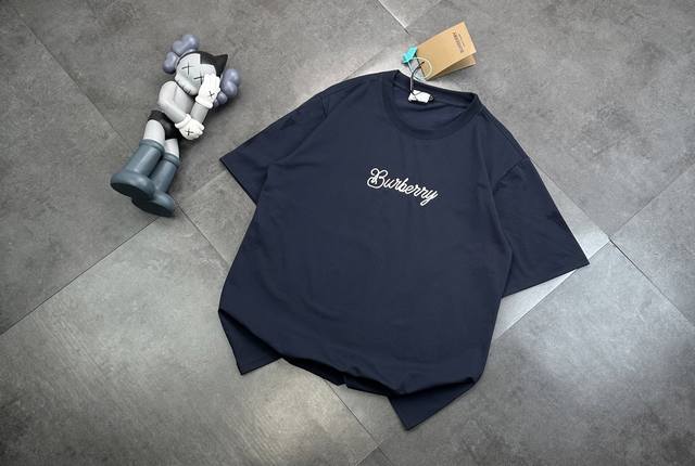 潮牌Burberry巴宝莉帆船25新春新品，骑士图棉质T恤。 Burberry 25 春夏新品 胸前字母后背发泡设计冲浪风格马术骑士图案棉质T 恤，选用棉质平纹