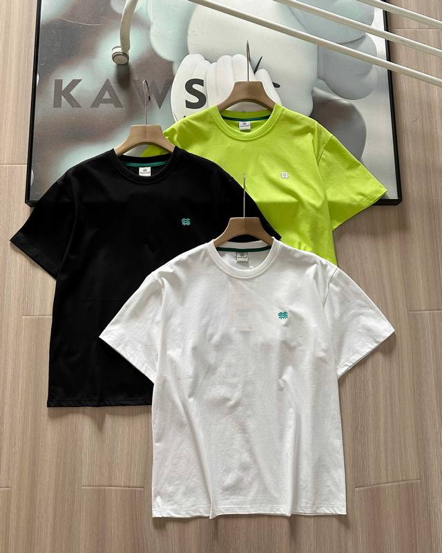Kolon Sport可隆短袖体恤插画师情侣款短袖圆领T恤上衣 简约而不失时尚的设计，是可隆针织短袖的一大亮点。流畅的线条勾勒出利落的版型，无论是搭配休闲短裤，
