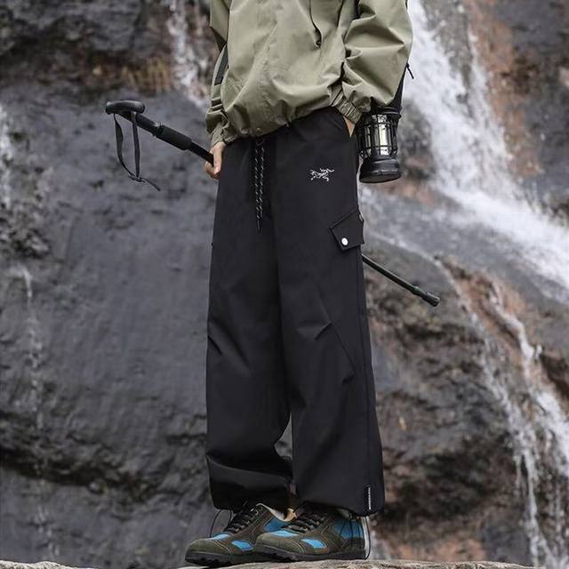 Arc'teryx 始祖鸟海外户外防水冲锋裤，男女同款休闲裤，今年流行的面料，小红书主播推荐，上身质感满满，版型立体，完美修饰腿型，可随意日常搭配，不费劲就能穿